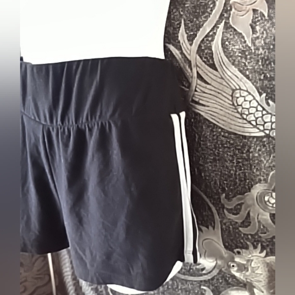 🛍️ BUNDLE ONLY 🛍️Derek Heart Black Women's Shorts - Picture 2 of 6